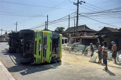 Berjam Jam Jalur Arteri Jombang Macet Gegara Truk Fuso Terguling Dan