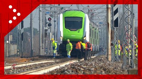 Treno Urta Materiale Sui Binari A Treviglio I Danni Dopo L Impatto