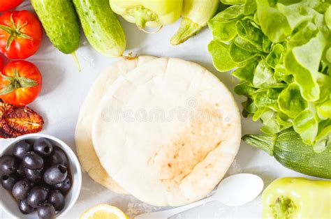 Gezonde Sandwiches Met Groenten En Tofu In Pitabroodje Stock Foto