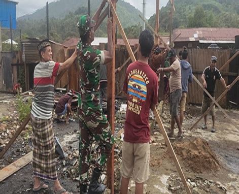 Wujud Kemanunggalan Dengan Rakyat Babinsa Koramil Mapia Bantu