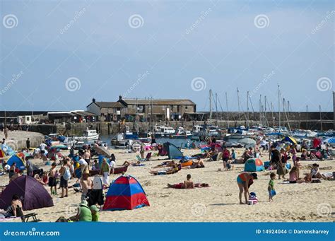 O Dia O Mais Quente Do Ano Praia De Lyme Regis Imagem De Stock