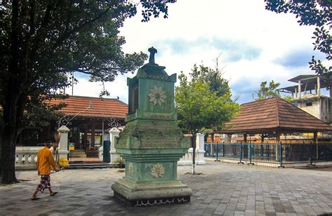 Berfoto Dengan Busana Jawa Di Masjid Gede Mataram Your Traveling Bae