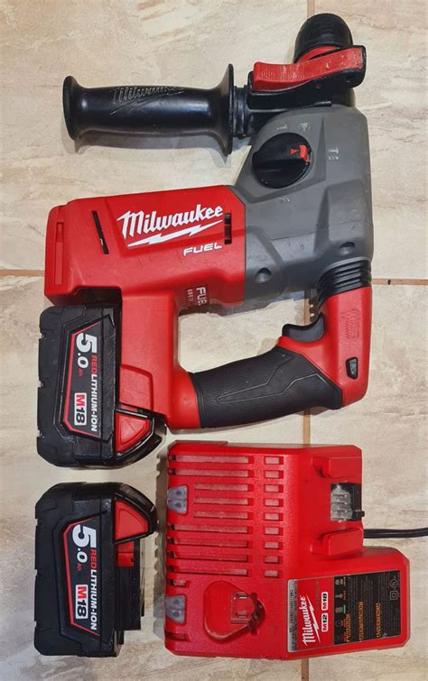 КОМПЛЕКТ MILWAUKEE (две батареи и зарядное): 9 500 грн ...