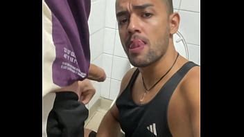 ALLER UN VAGIN AVEC UNE PICHE ROSE DANS LA SALLE DE BAINS XVIDEOS