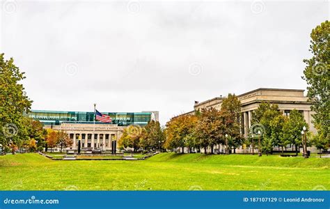 Indiana World War Memorial Plaza in Indianapolis Stock Image - Image of green, indianapolis ...