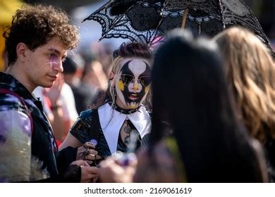 Jeune gay 18 ans résultats 186 dimages libres de droits de photos de stock et d