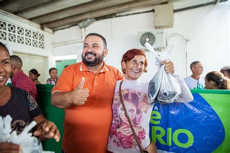 Prefeito de Sobradinho distribui 5 mil quilos de peixe para famílias