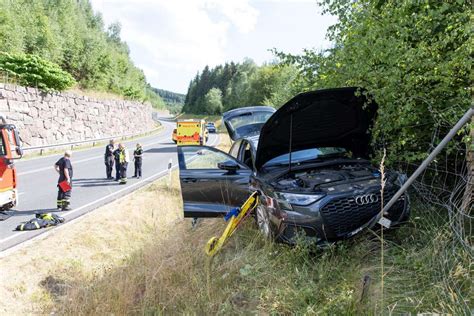 Zubringer Zur A Auto Landet Am Wildschutzzaun Suhl Zella Mehlis