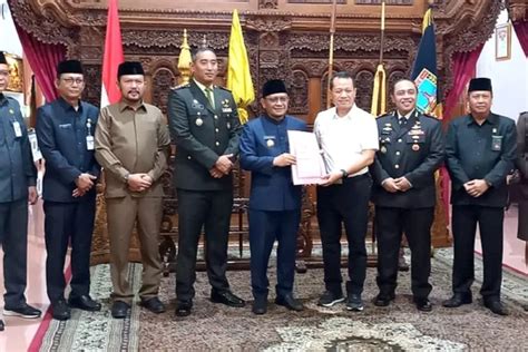 Nyalon Bupati Kudus Kepala Dinas Kearsipan Dan Perpusaktakaan Samani