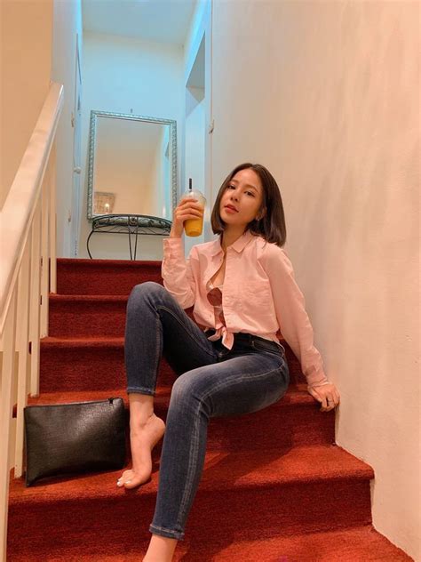 Xôn xao clip hot girl Trâm Anh ngồi nhậu vỉa hè say xỉn da đen nhẻm kém xinh