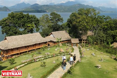 Vietexplorer.com - The peaceful charm of Hoa Binh lake