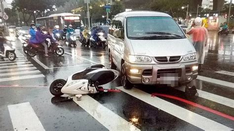 駕駛右轉要加油撞直行機車 中國附醫護理師遭輾送醫不治 民視新聞網