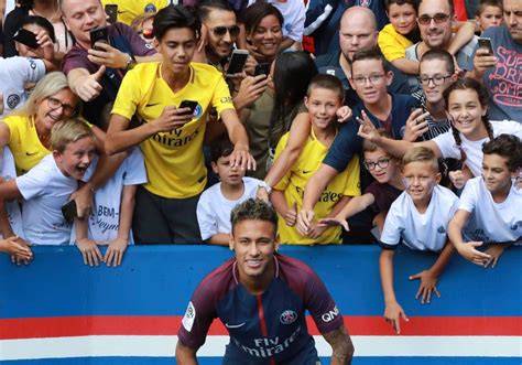 Neymar Jr Recieves Wonderful Welcome From Psg Fans