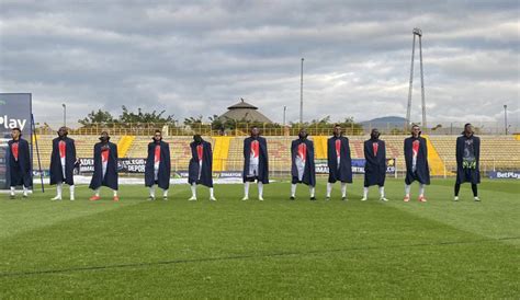 Con capa y gafas así salieron al campo los jugadores de Fortaleza CEIF