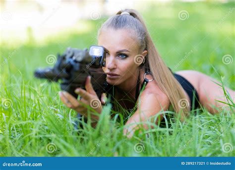 Mulher Caucasiana Em Bikini Mente Metralhadora Sobre Grama Verde
