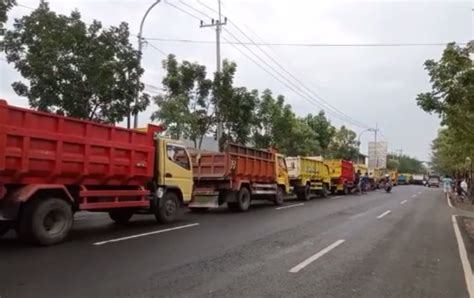 Buntut Persoalan Galian C Ratusan Sopir Truk Demo DPRD Sumenep