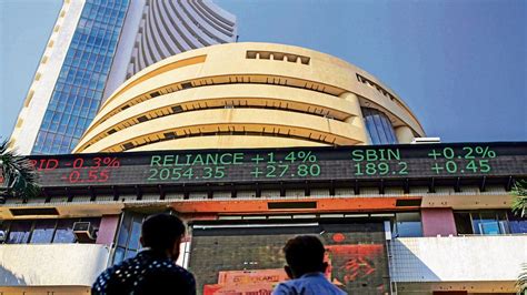 Sensex Tumbles Over 500 Points In Early Trade Nifty Slips Below 14 200 Hindustan Times