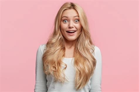 Portrait De Jeune Femme Blonde Posant Photo Gratuite