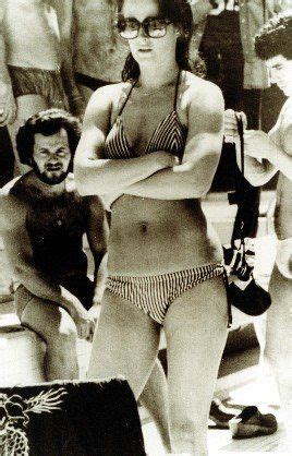 Bikini Frida in Australia. Look at those upper arm muscles! It is so ...