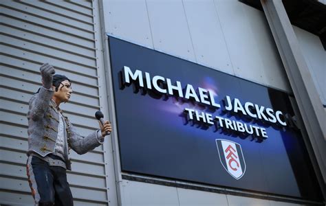 Ex T Cnico Do Fulham Oferece R Mil Por Est Tua De Michael Jackson