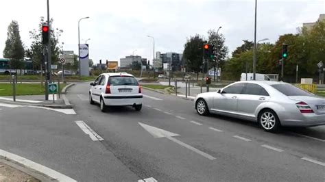 Une voiture grille un feu rouge et manque de provoquer une collision à