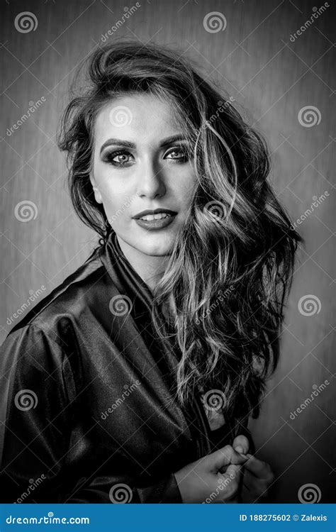 Blonde Du Caucase Sexy Avec La Robe De Soie Souriant En Noir Et Blanc Photo Stock Image Du