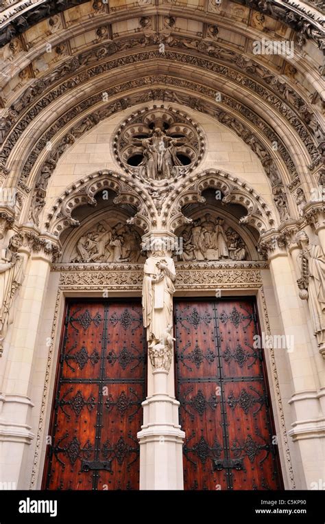 La Entrada Esculturas Friso Y Estatuas De La Catedral De San Juan El