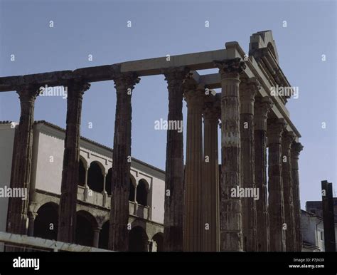 TEMPLO ROMANO DE LOS SIGLOS I O II TAMBIEN LLAMADO TEMPLO DE AUGUSTO