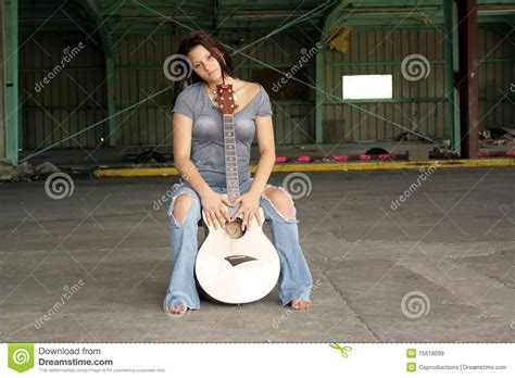 Brunette Hermoso Con Una Guitarra Imagen De Archivo Imagen De Belleza Vaqueros