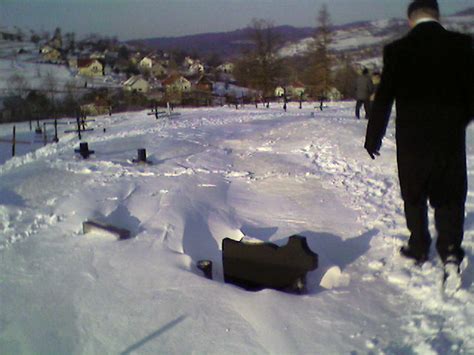 Photo Zima Lubatowa Zaspy Na Cmentarzu Zaba