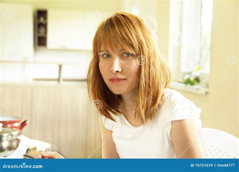 Portret Van Jonge Vrouwenzitting In Keuken Stock Afbeelding Image Of Brunette Kleding 76751019