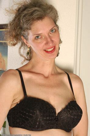 Quirky MILF Rae Getting Naked And Showing Off Photo Gallery