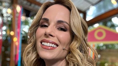 Ana Furtado elege vestido nada básico e Boninho comenta