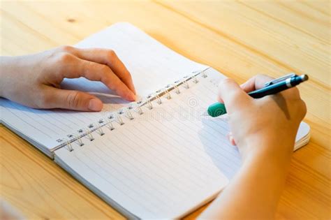 Mano Femenina Con La Escritura Del L Piz En El Cuaderno En La Cafeter A