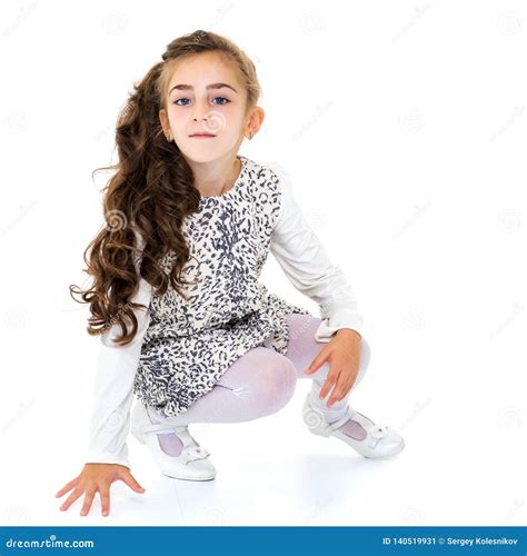 La Petite Fille S Assied Sur Le Plancher Image Stock Image Du Enfance