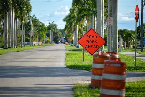 Sinalização à frente do trabalho na estrada e cones de barreira no