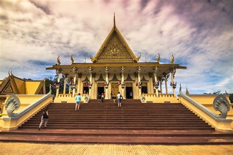 royal palace outstanding masterpiece  khmer architecture  cambodia
