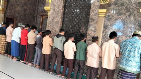 Bina Mental Spiritual Siswa Mts Pabbambaeng Rutin Shalat Dzuhur Berjamaah