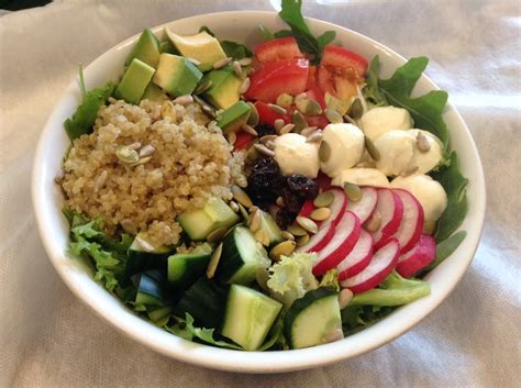 Salada mediterrânea quinoa e abacate