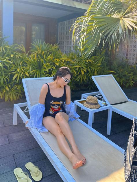 Mẹ con Bảo Thanh diện bikini khoe sắc vóc nuột nà bên bể bơi