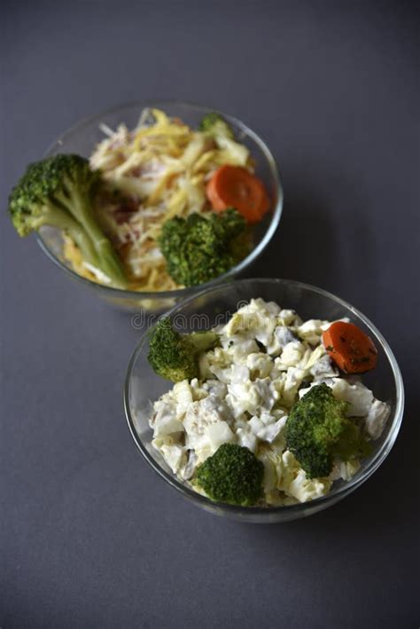 Ensaladas Con Mayonesa Y Verduras Con Carne En Ensaladas De Vidrio