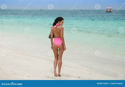 Belle Fille Dans Un Bikini Sexy Sur La Plage Image Stock Image Du Chaud Vacances
