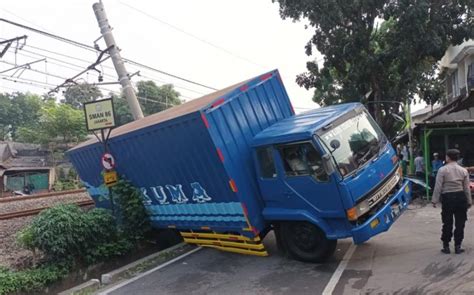 Truk Tabrak Tiang Listrik Krl Penumpang Di Stasiun Sudimara Menumpuk