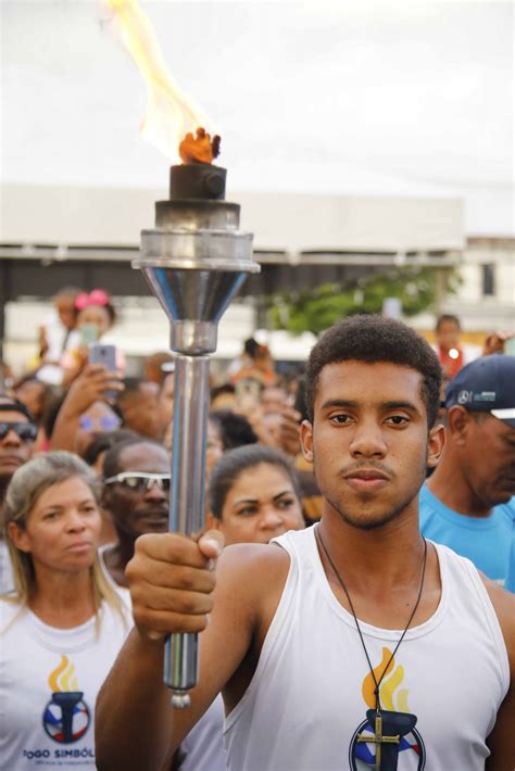 Soteropolitanos festejam a chegada do Fogo Simbólico no Largo de Pirajá