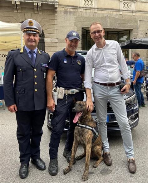 Controlli Antidroga Il Cane Rey Incastra Due Spacciatori Al Parco