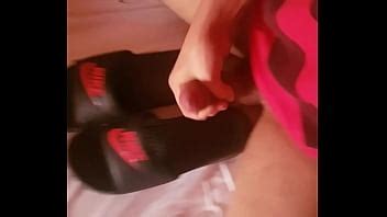 Gozando No Nike Slide XVIDEOS