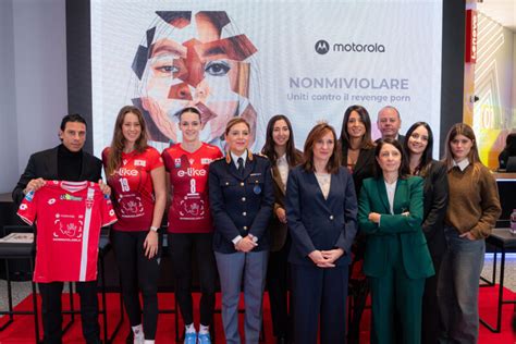 Quasi il 30 della GenZ conosce una vittima di revenge porn ma la propensione alla denuncia è