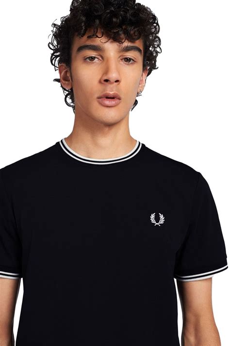 Camiseta Fred Perry Negra Ribeted Neck Correos Market