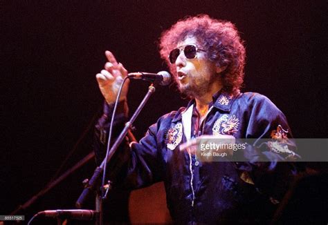 Photo of Bob DYLAN, Bob Dylan performing on stage, sunglasses