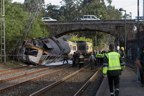 Al Menos Cuatro Muertos Por El Descarrilamiento De Un Tren En O Porriño